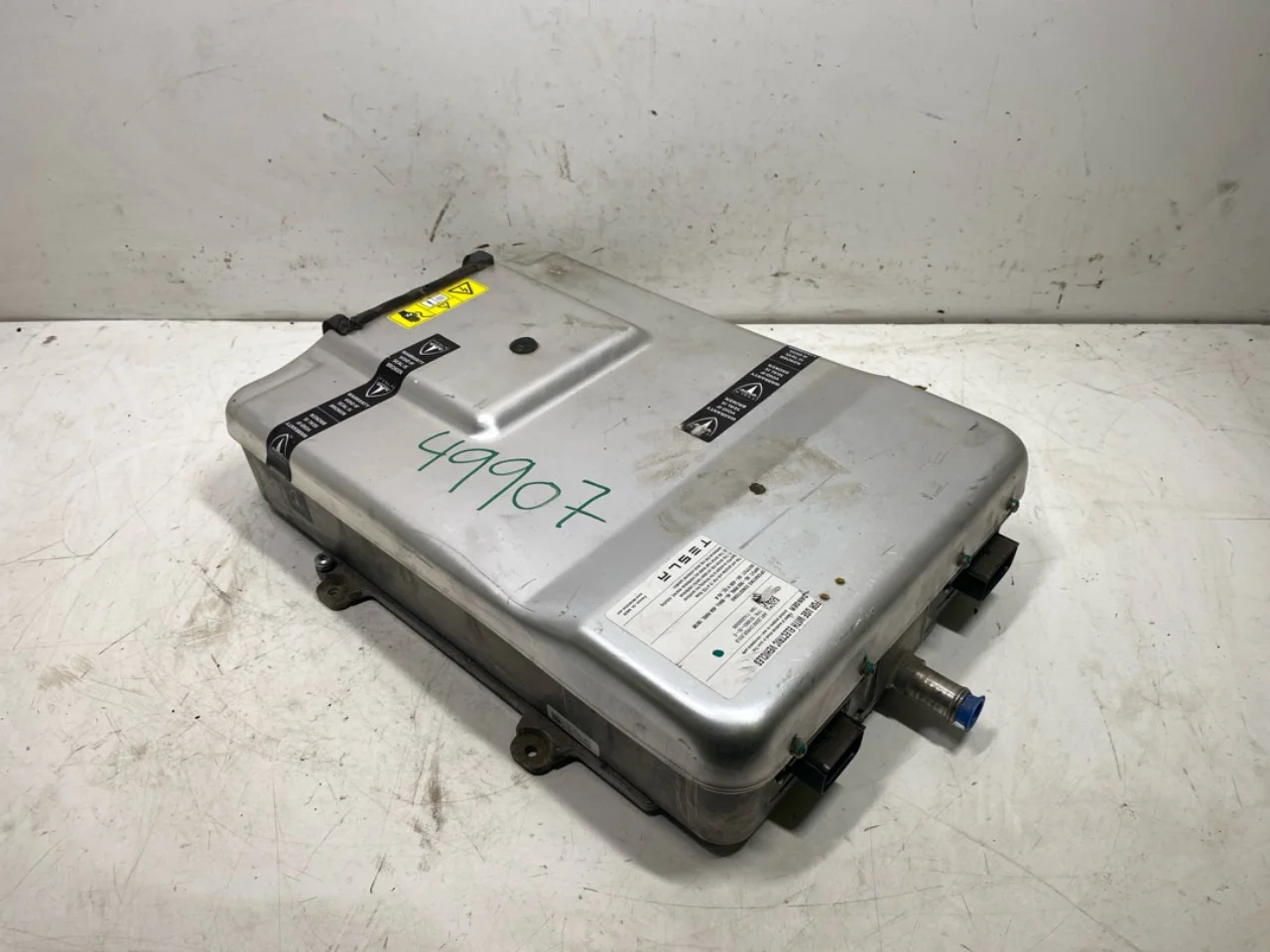 Tesla MODEL S 2013- Battery charger view 2