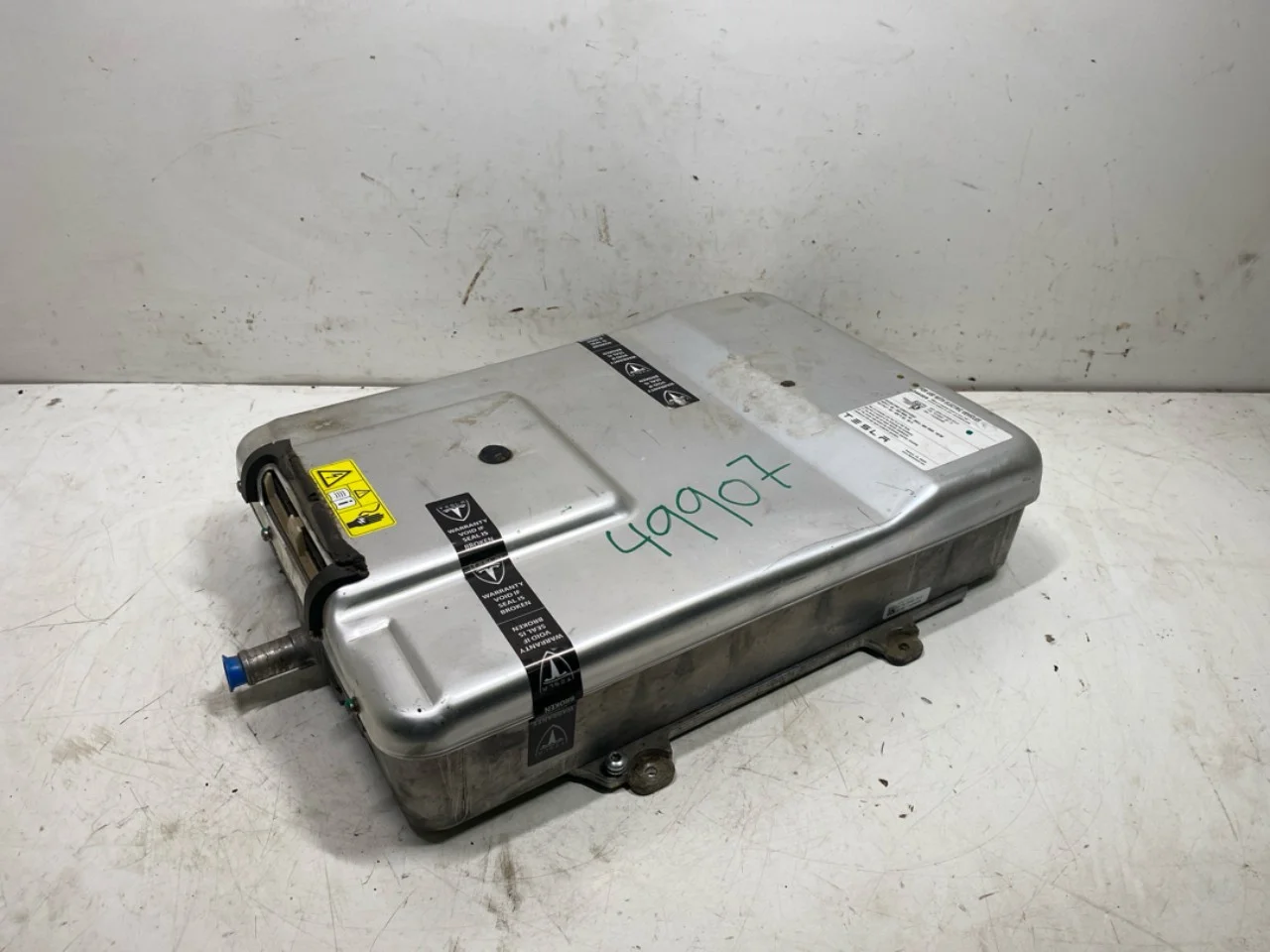 Tesla MODEL S 2013- Battery charger view 3