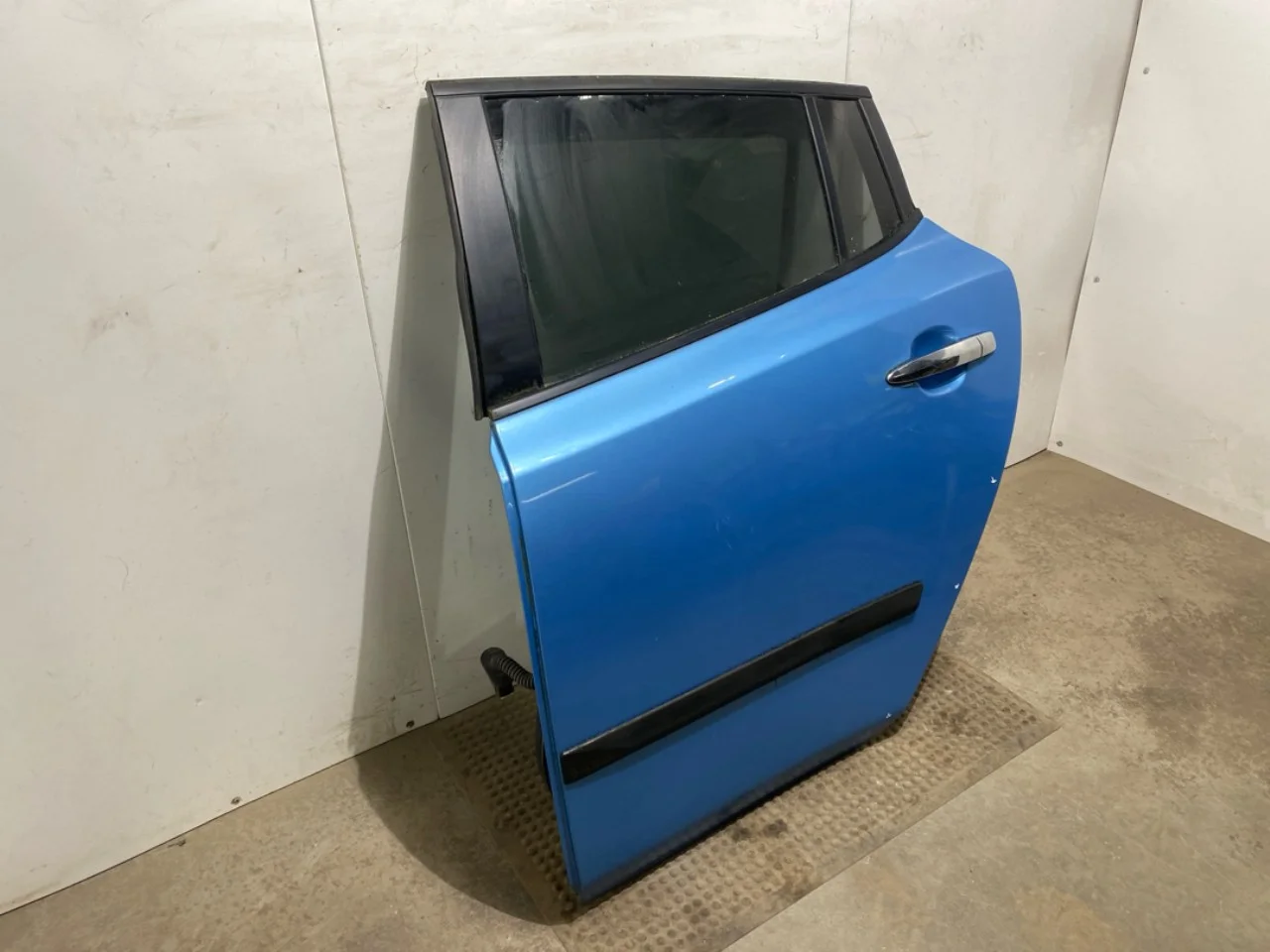 Nissan LEAF 2011-17 Rear left door, 4-door view 2