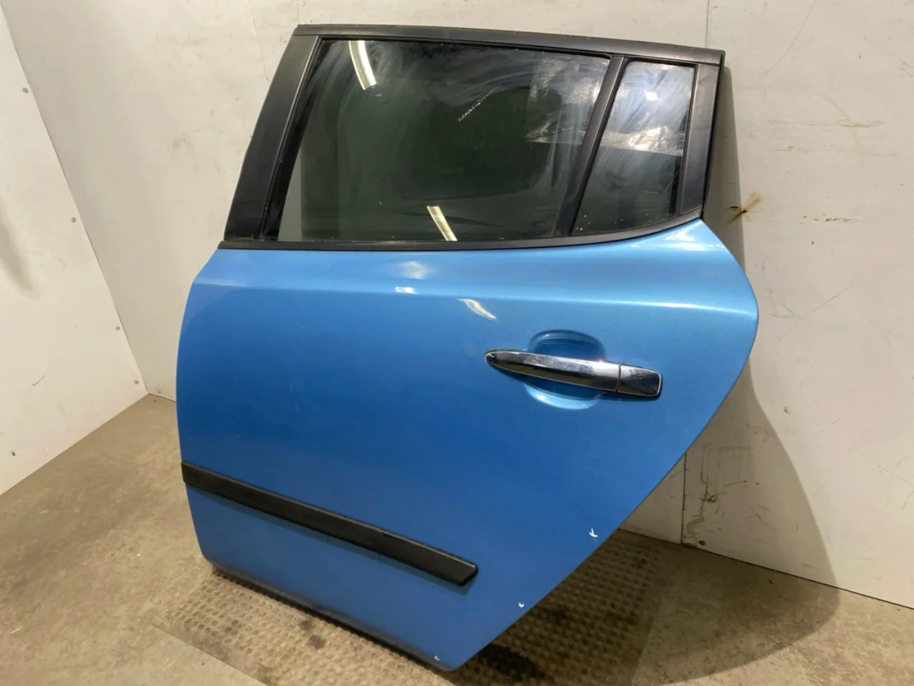 Nissan LEAF 2011-17 Rear left door, 4-door view 3