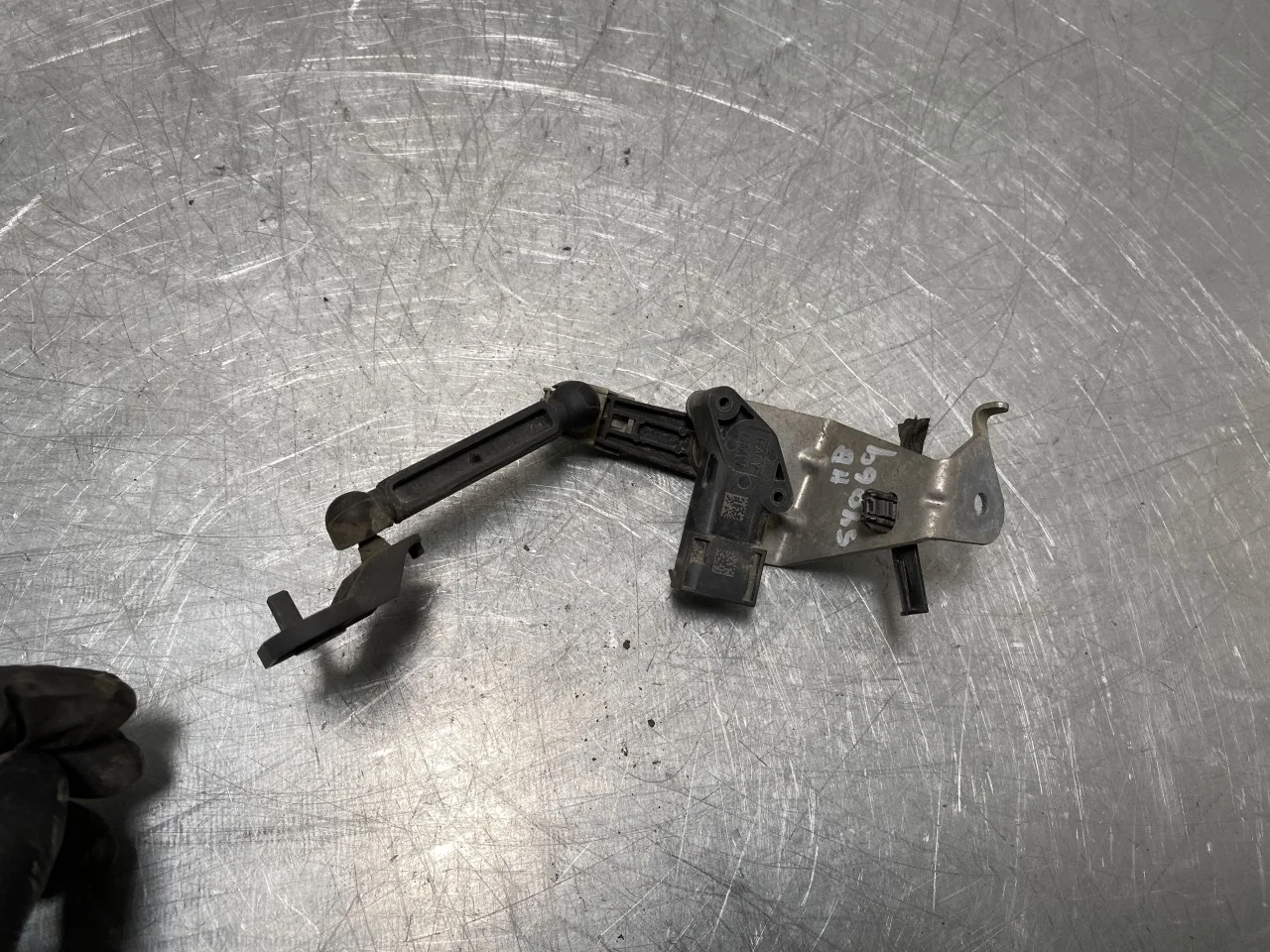 BMW I4 G26 2021-> Senzor reglaj nivel / suspensie pneumatică vedere 2