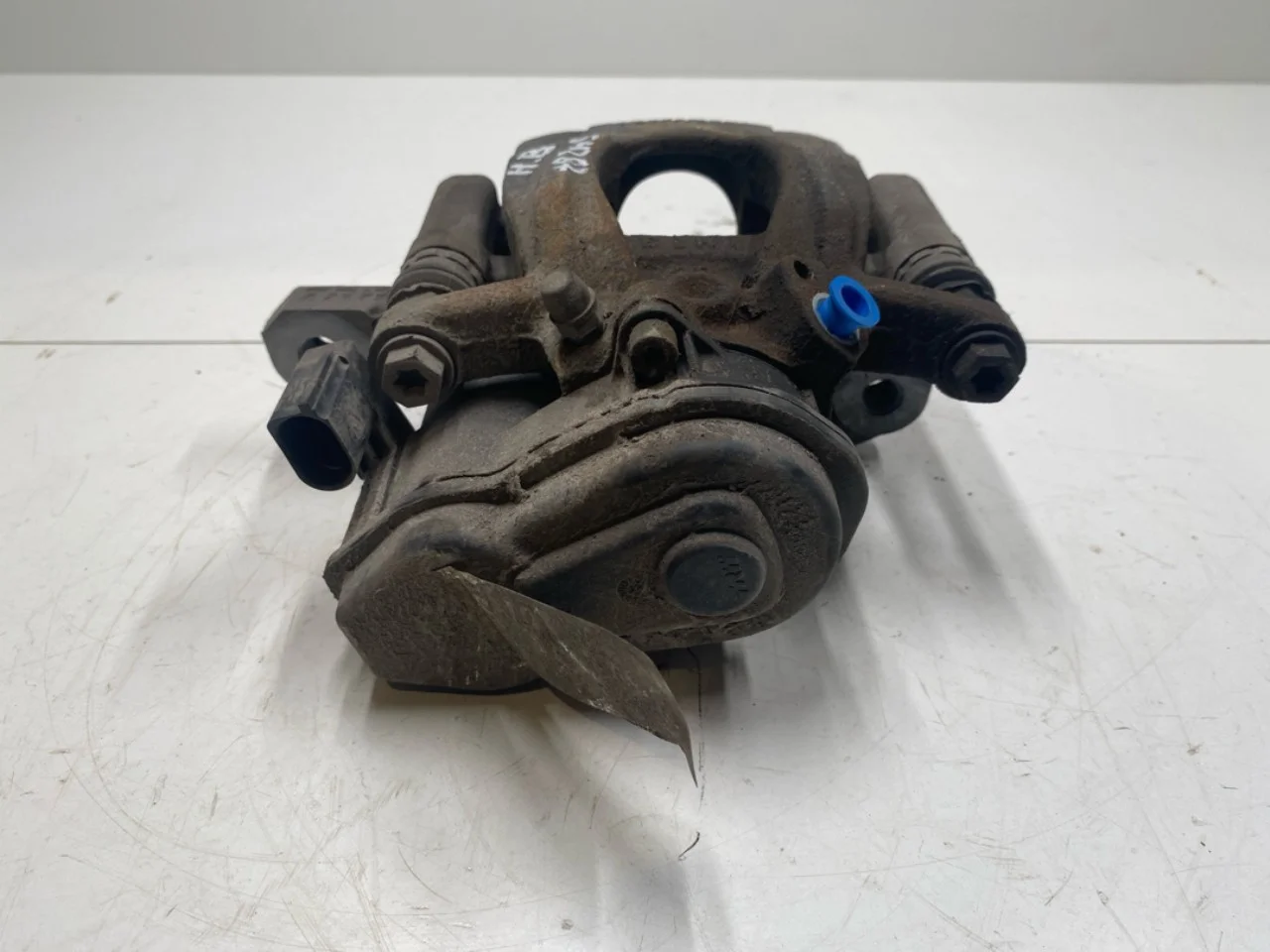 Nissan LEAF 2017-24 Rear right brake caliper view 2