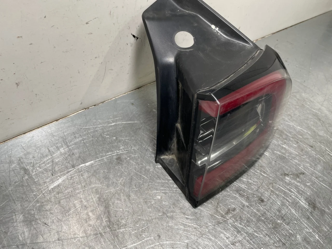 Tesla MODEL 3 2017--> Right tail light view 2