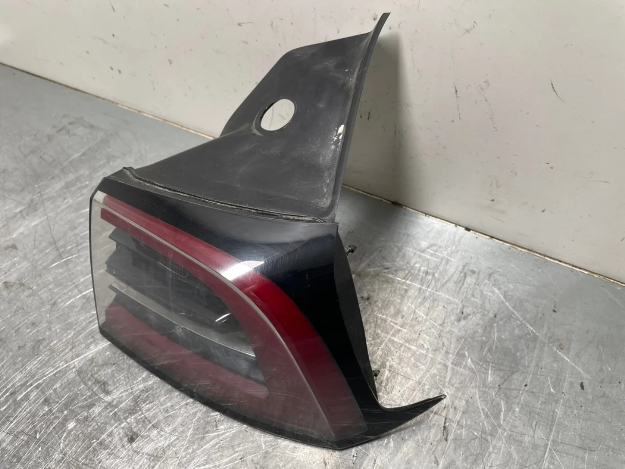 Tesla MODEL 3 2017--> Right tail light view 3