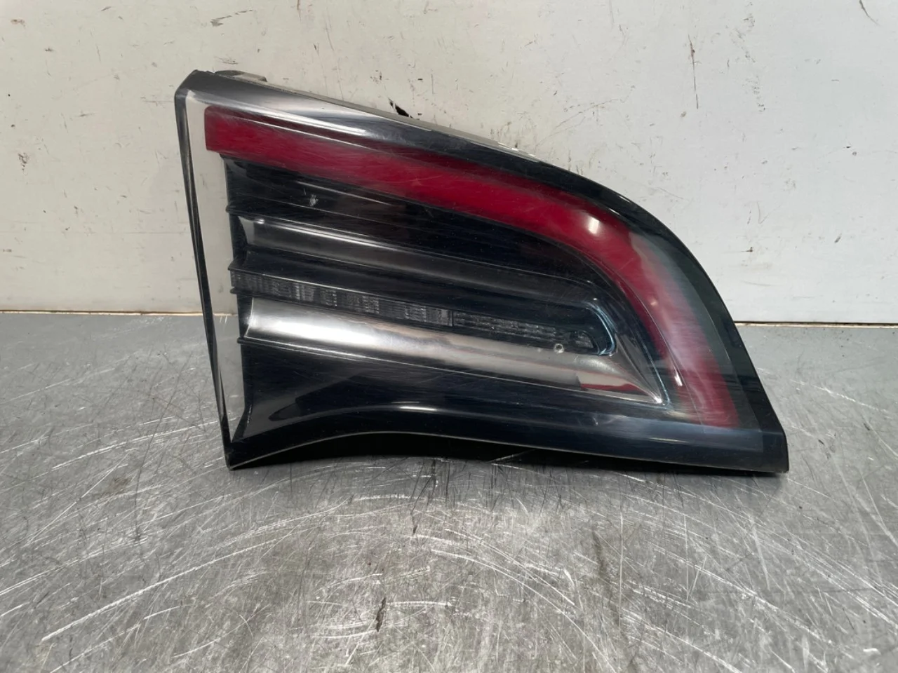 Tesla MODEL 3 2017--> Hátsó lámpa, bal, csomagtérajtón (belső)