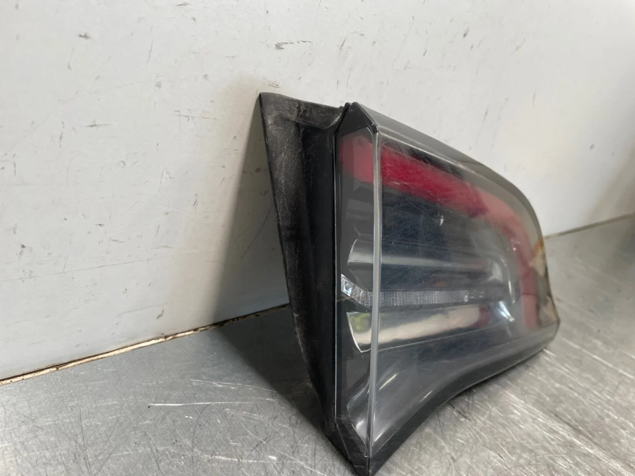 Tesla MODEL 3 2017--> Rear light, left, on tailgate (inner) view 3