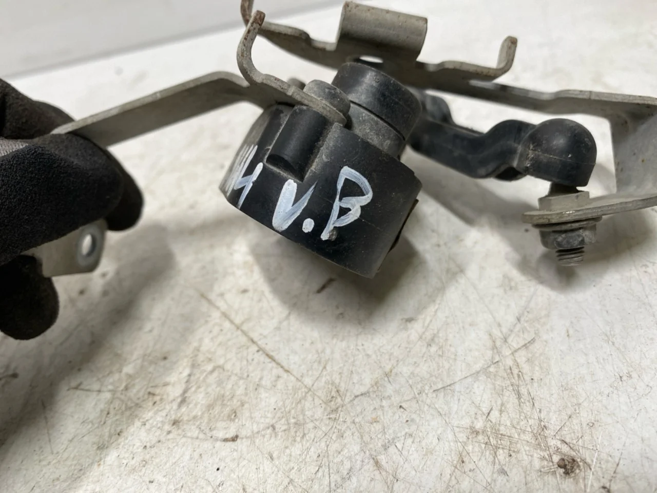 Polestar 2 2020- Level control / air suspension sensor view 3