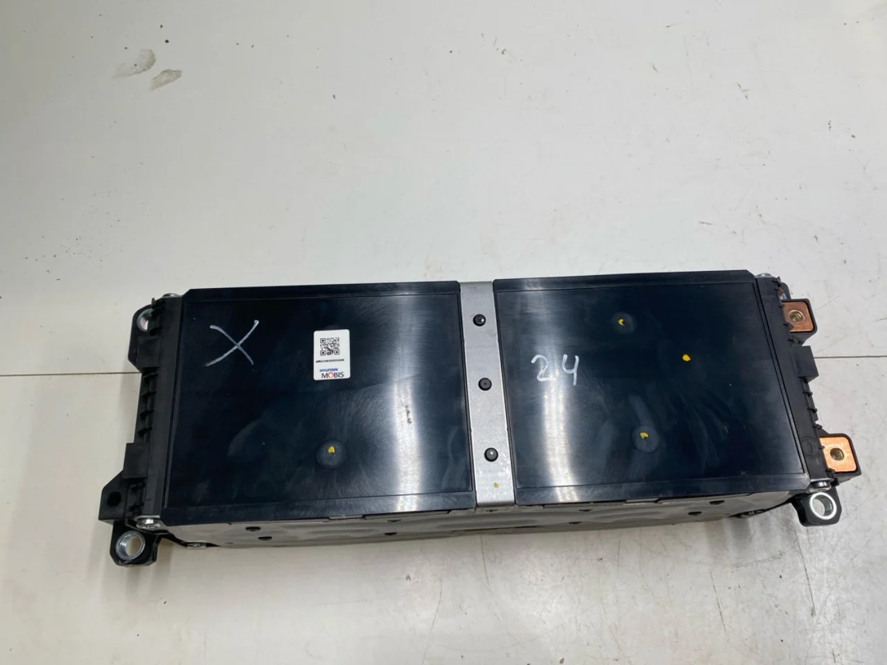 High-voltage battery cell / module