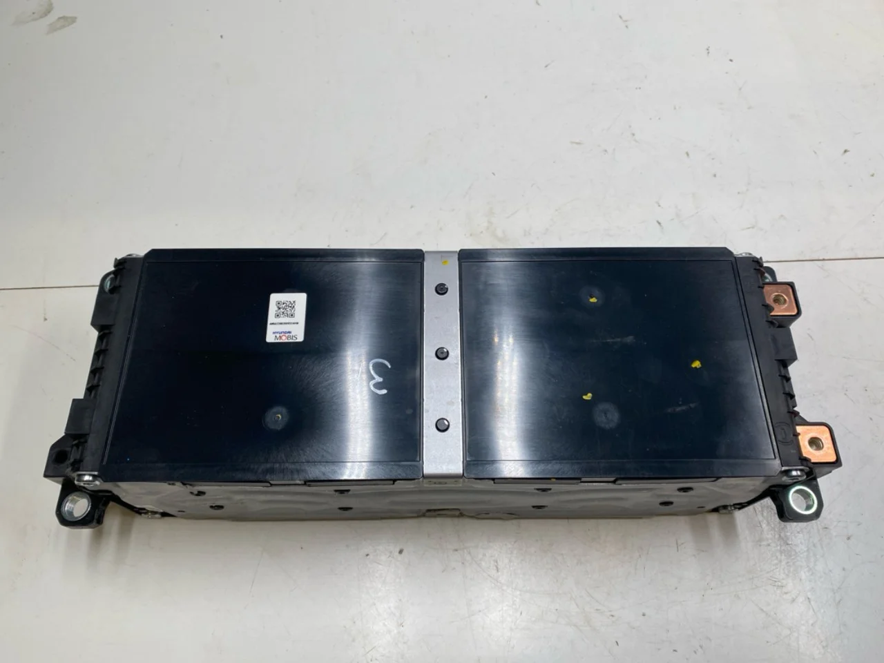High-voltage battery cell / module