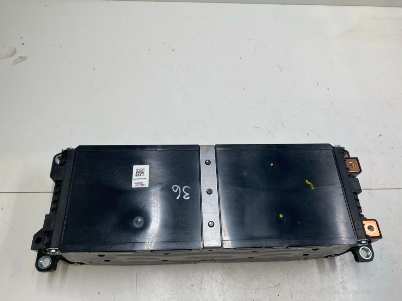 High-voltage battery cell / module