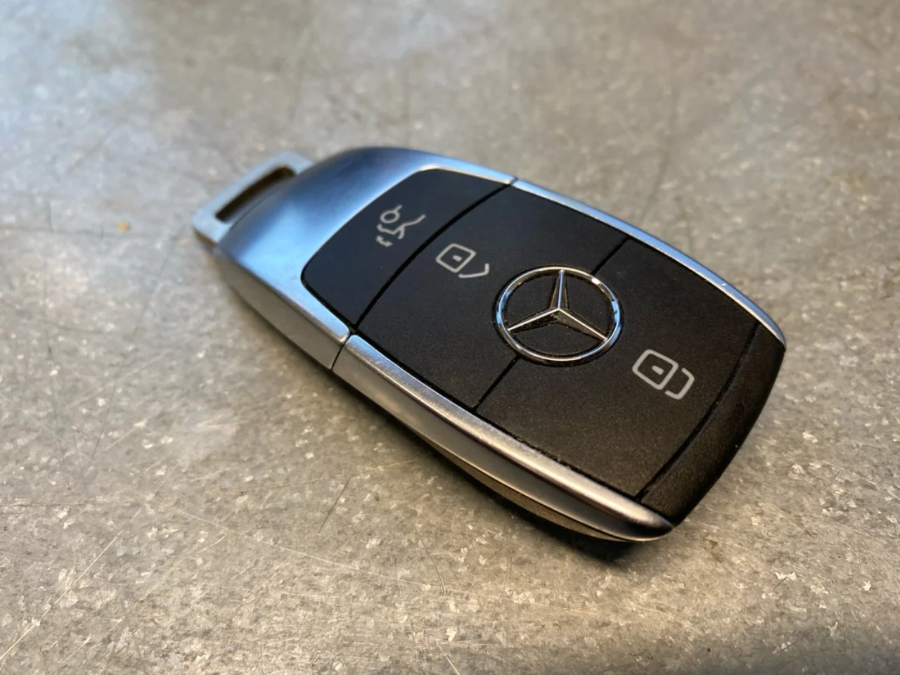 Mercedes EQA H243 2021- Remote control, central locking / alarm