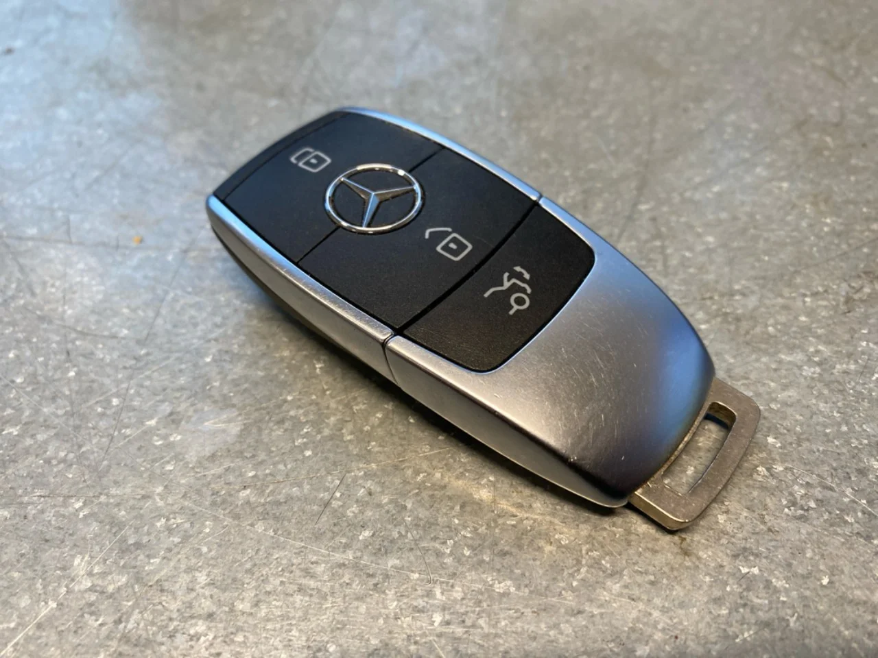 Mercedes EQA H243 2021- Remote control, central locking / alarm view 2