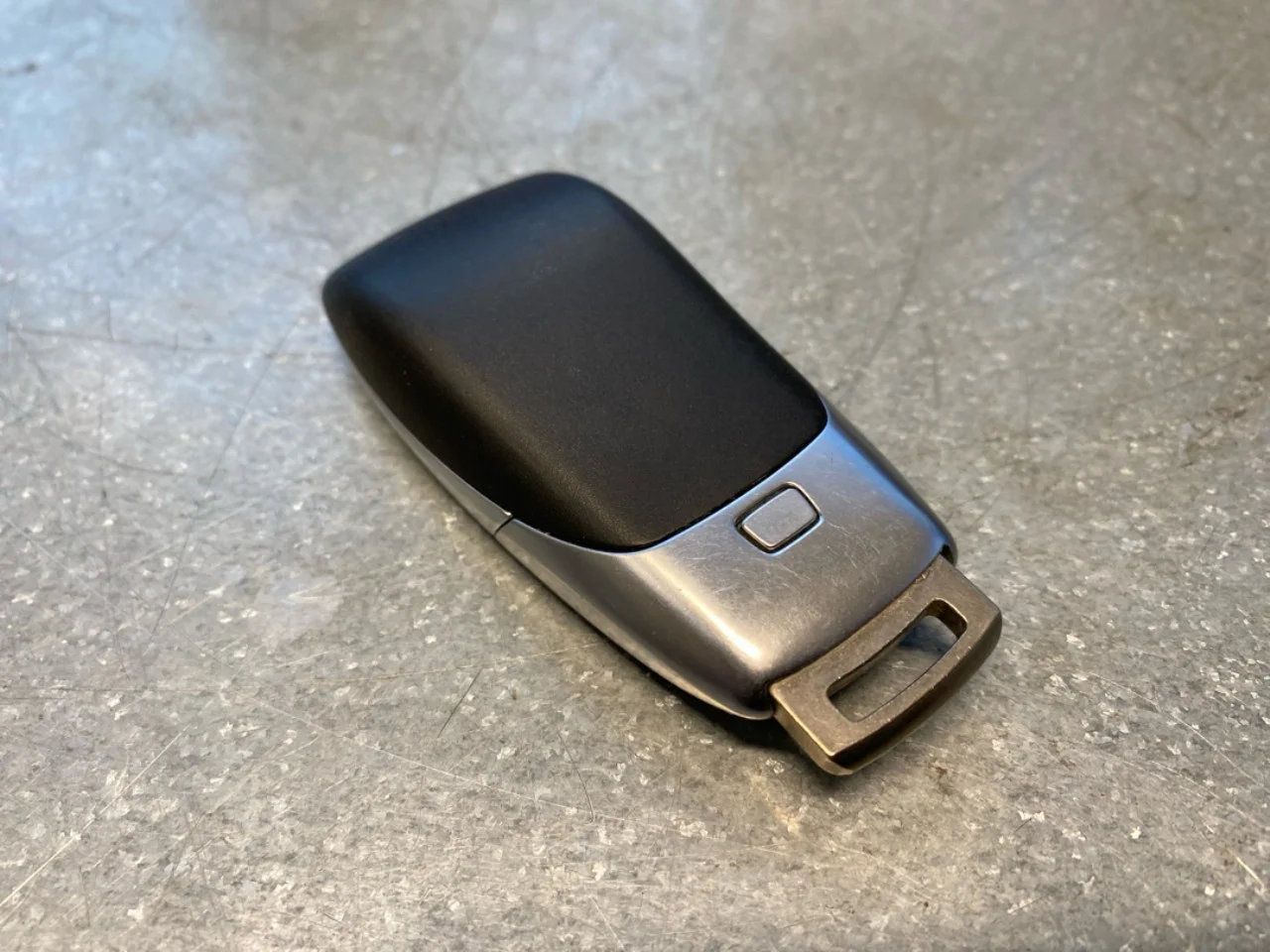 Mercedes EQA H243 2021- Remote control, central locking / alarm view 3