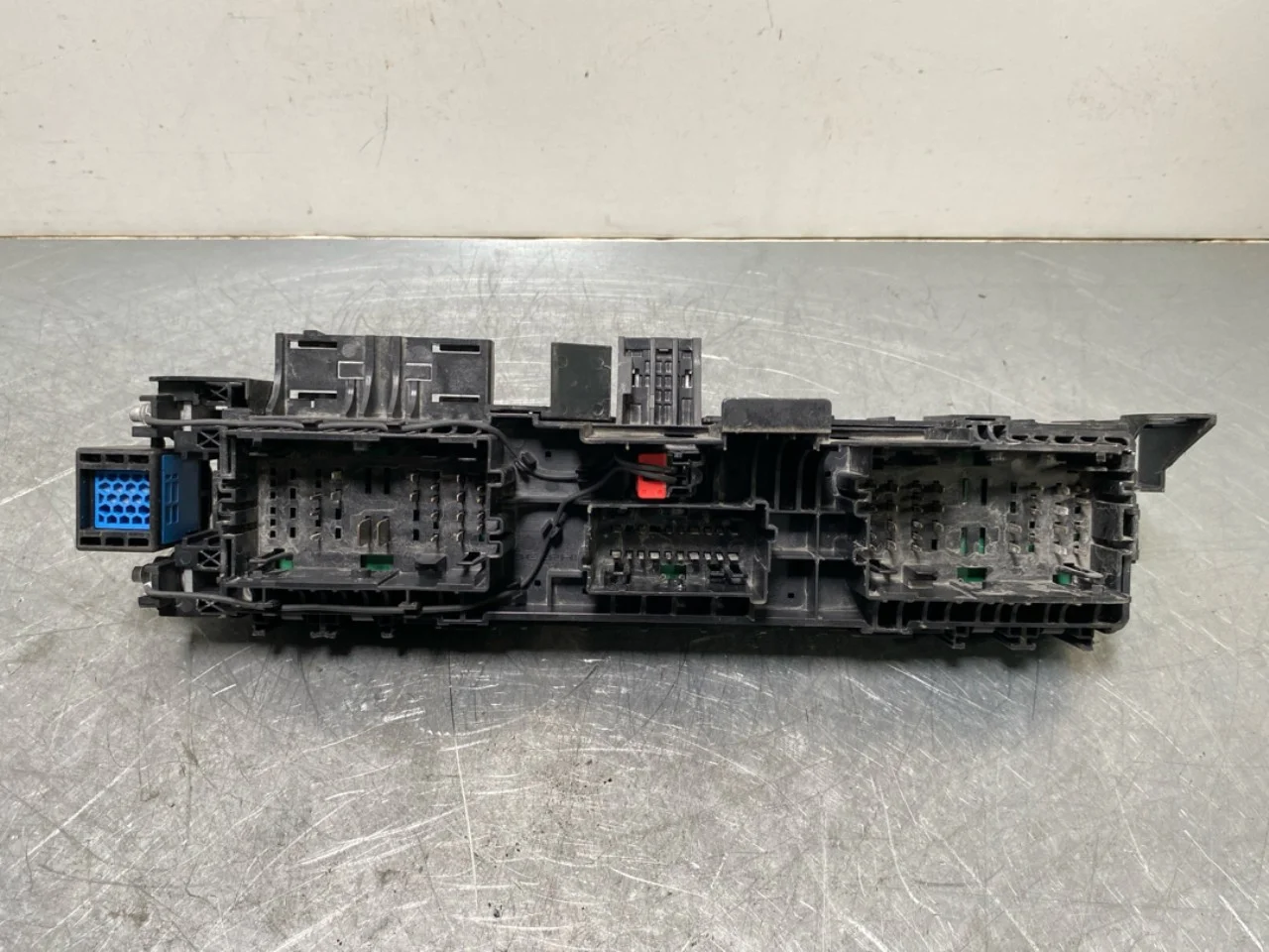 Tesla MODEL X 2016- Fuse box / electrical center