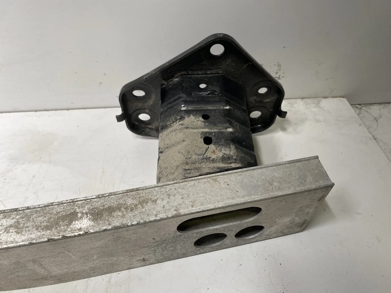 Toyota BZ4X EA10 2022- Lökhárító merevítő (gerenda), hátsó vedere 2
