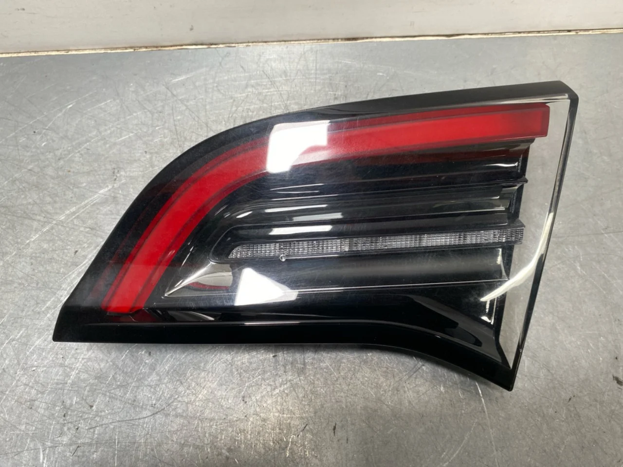 Tesla MODEL Y 2021- Hátsó lámpa, jobb, csomagtérajtón (belső)