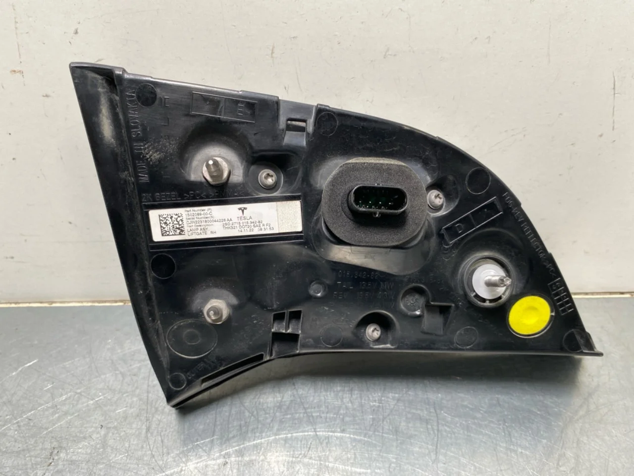 Tesla MODEL Y 2021- Right tail light on tailgate, inner view 2