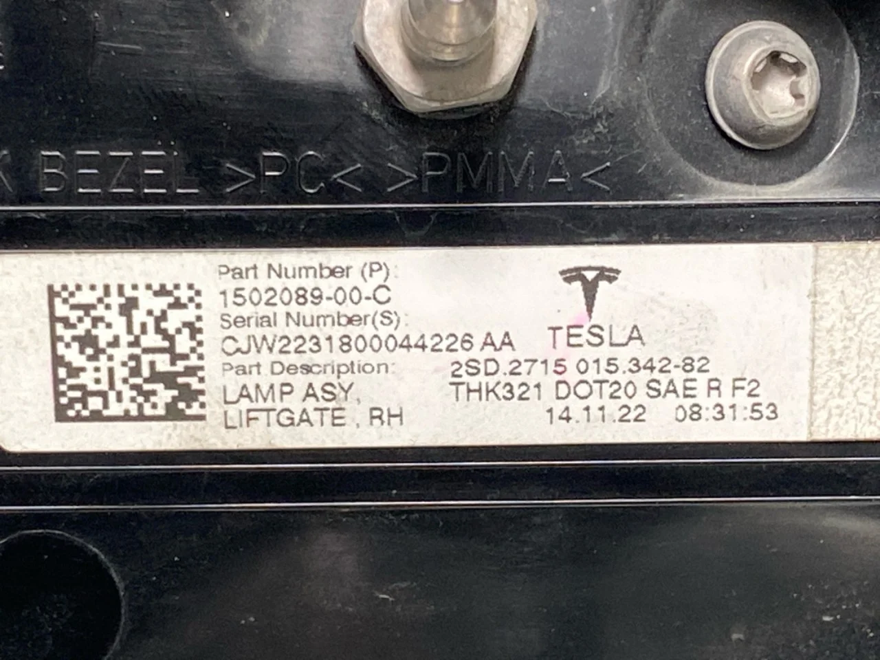 Tesla MODEL Y 2021- Right tail light on tailgate, inner view 3