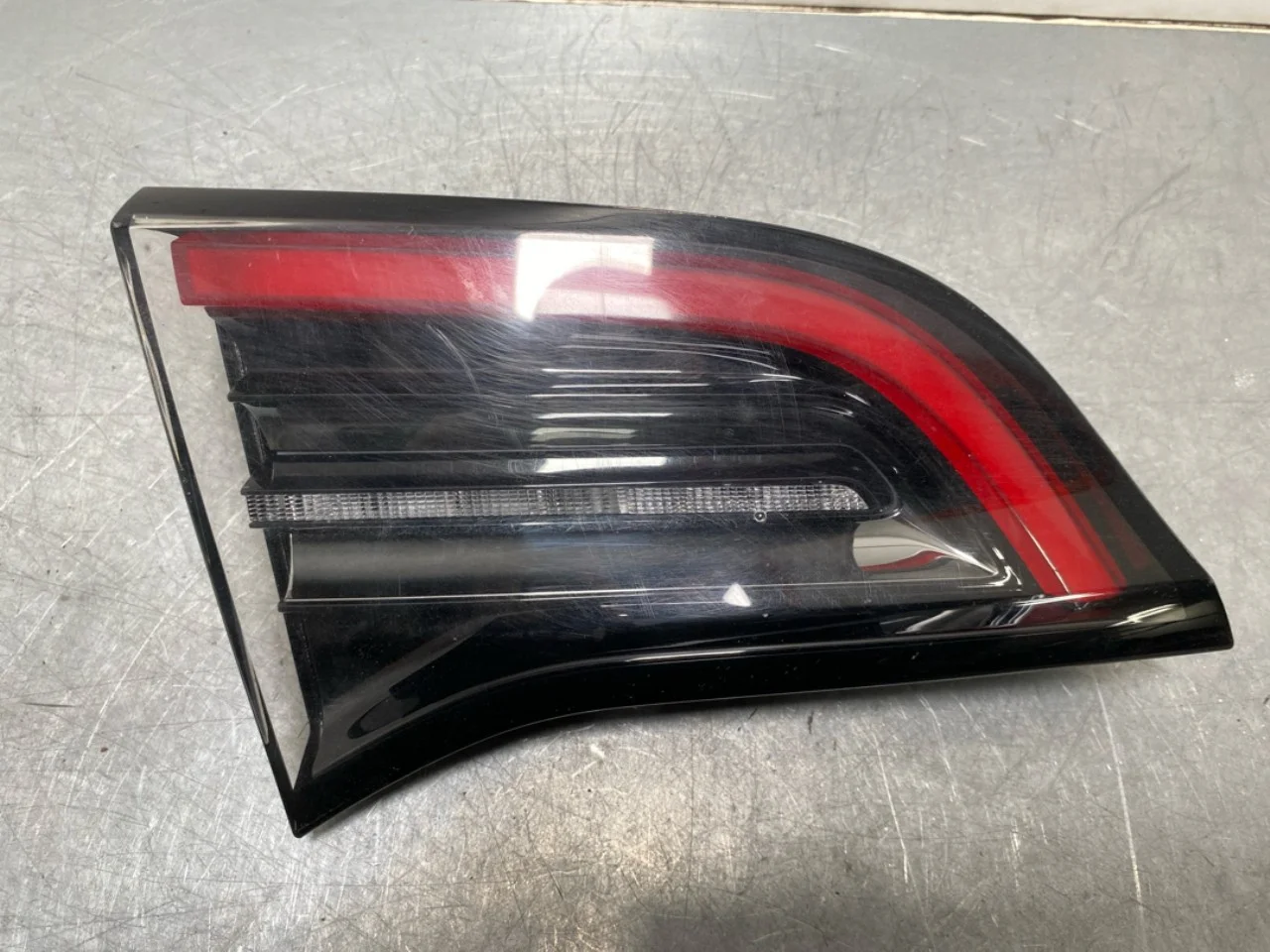 Tesla MODEL Y 2021- Lampă spate, stânga, pe hayon (interioară)