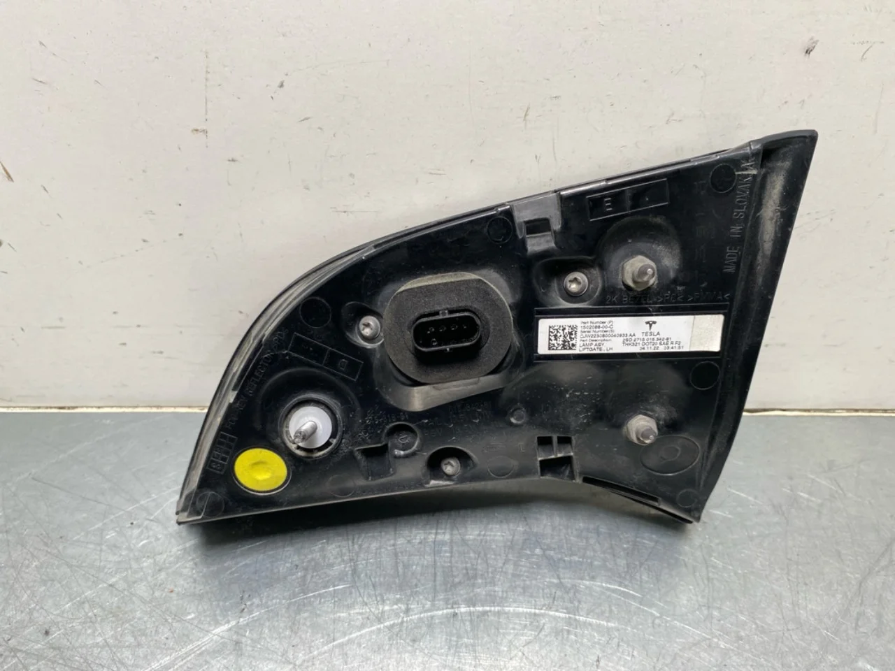 Tesla MODEL Y 2021- Lampă spate, stânga, pe hayon (interioară) vedere 2