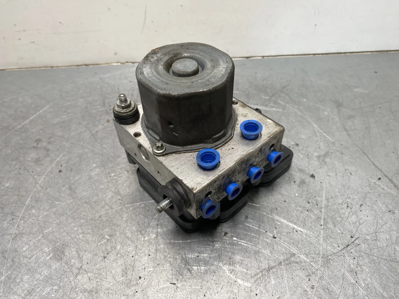 Mercedes B 180-200 W246/W242 2012-19 ABS hydraulic unit view 3