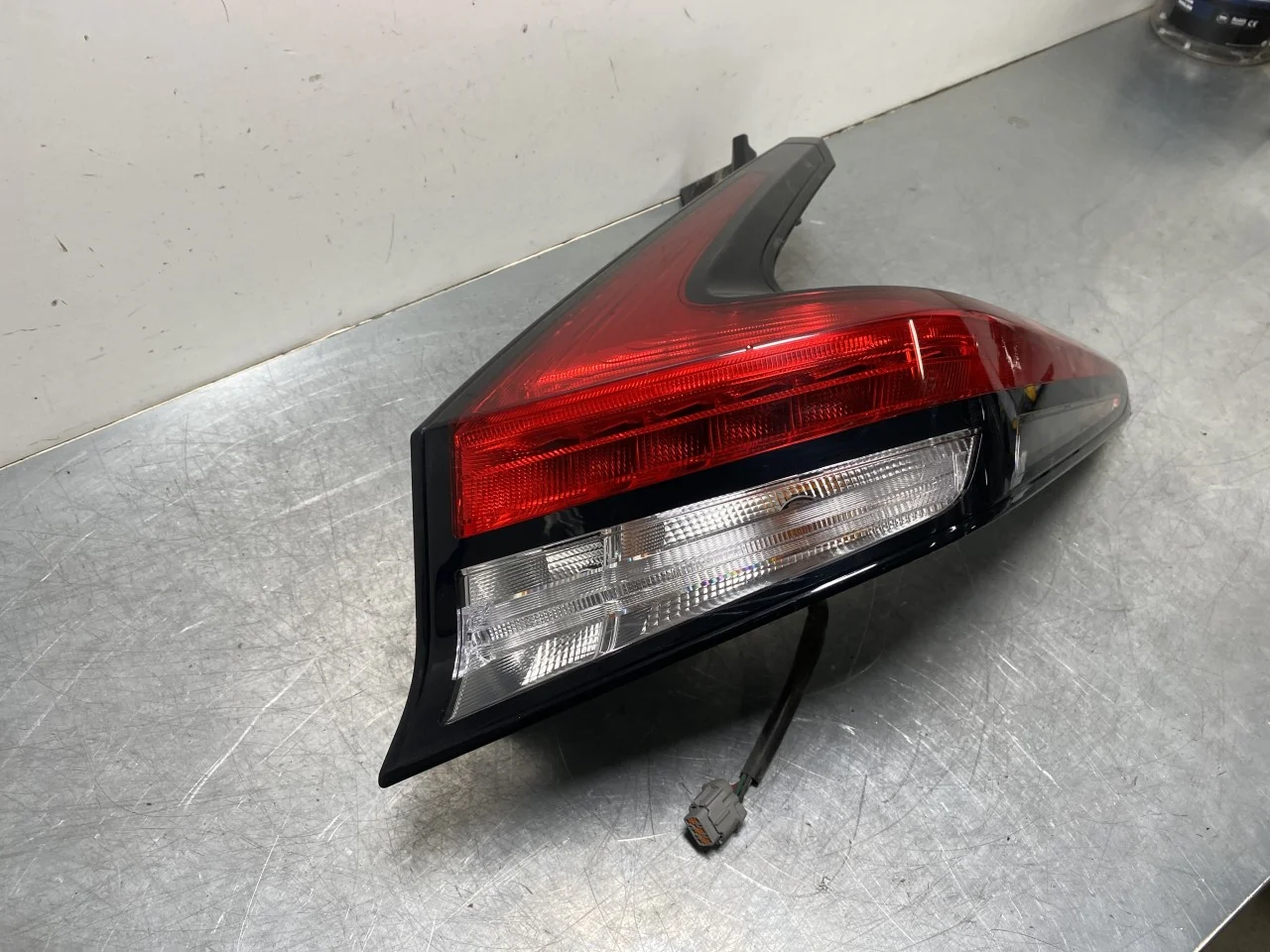 Nissan LEAF 2017-24 Right tail light view 2