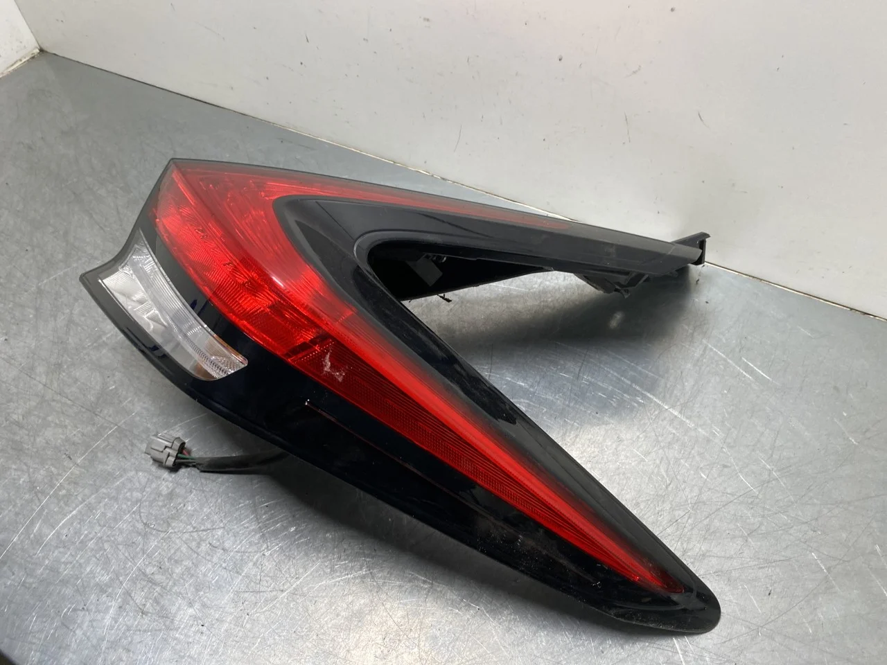 Nissan LEAF 2017-24 Right tail light view 3