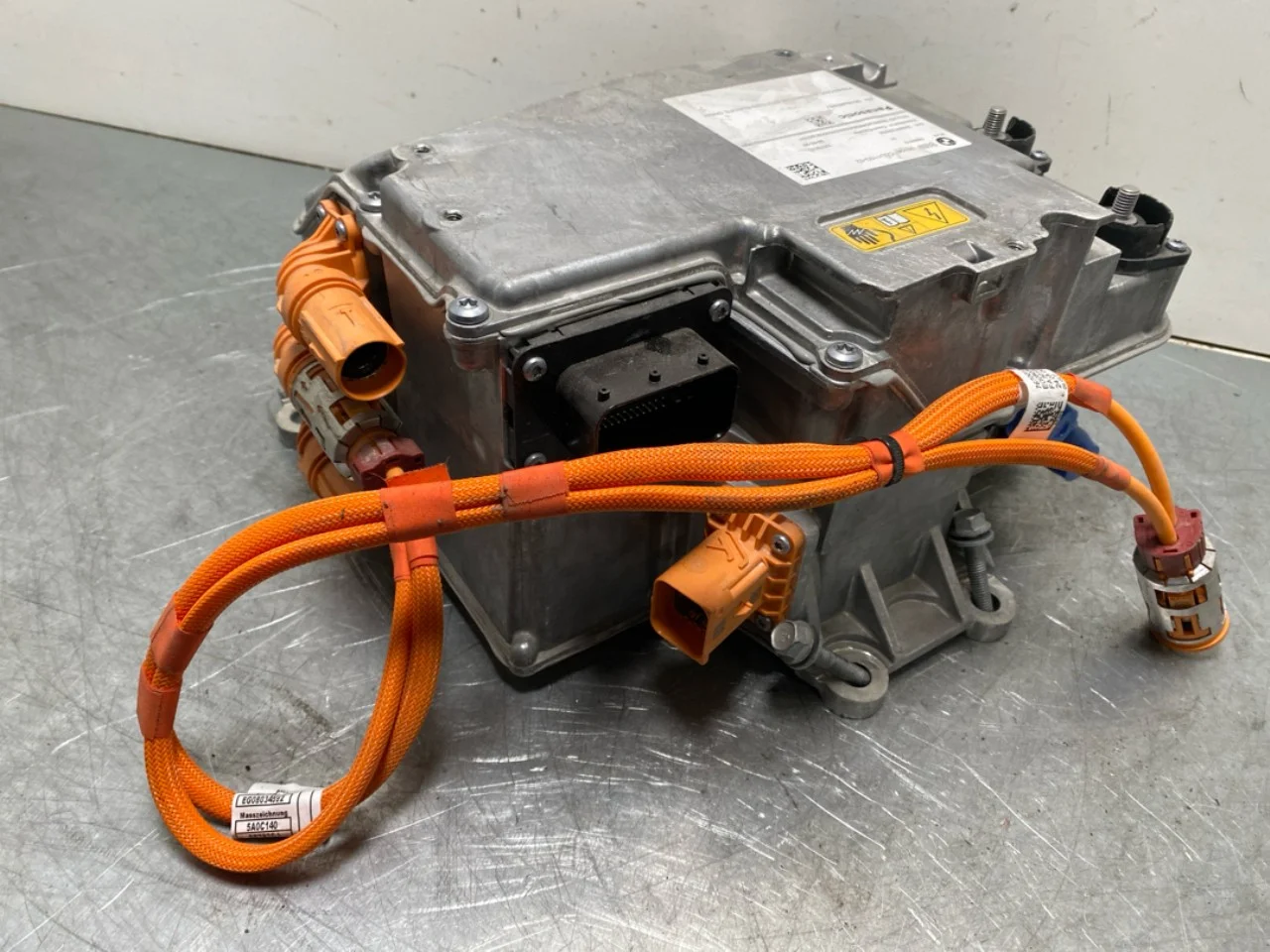 BMW IX 2022- Battery charger view 2