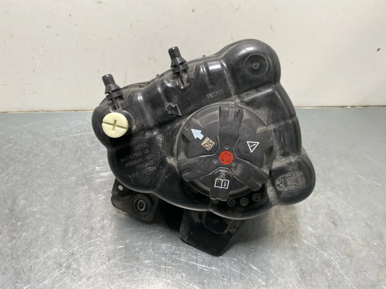 BMW IX 2022- Expansion tank view 2