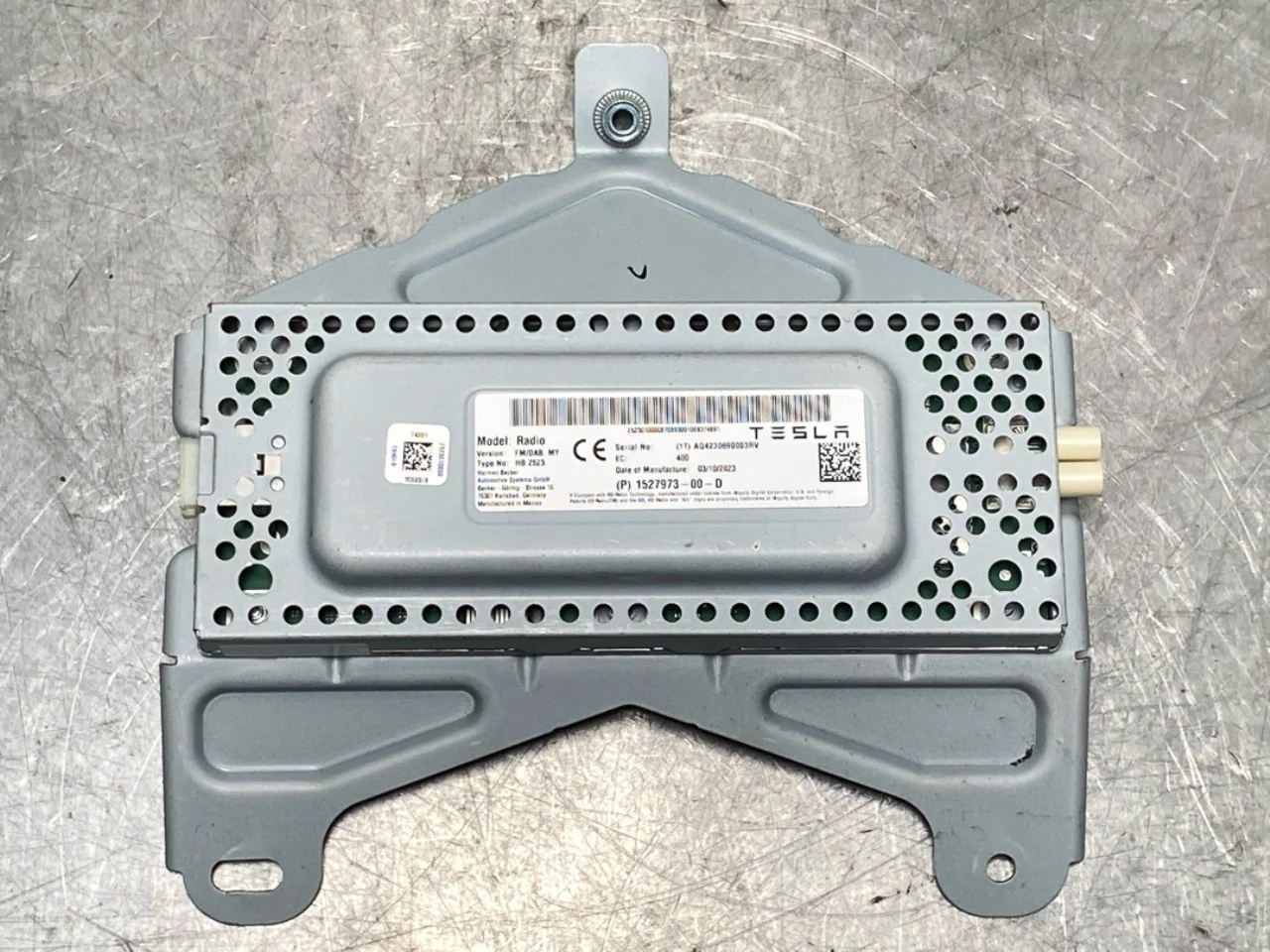 Tesla MODEL Y 2021- Antenna amplifier