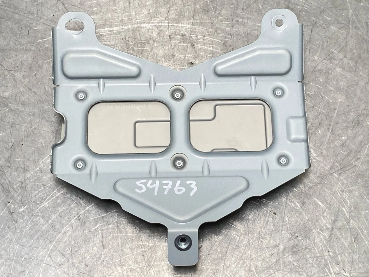 Tesla MODEL Y 2021- Antenna amplifier view 2