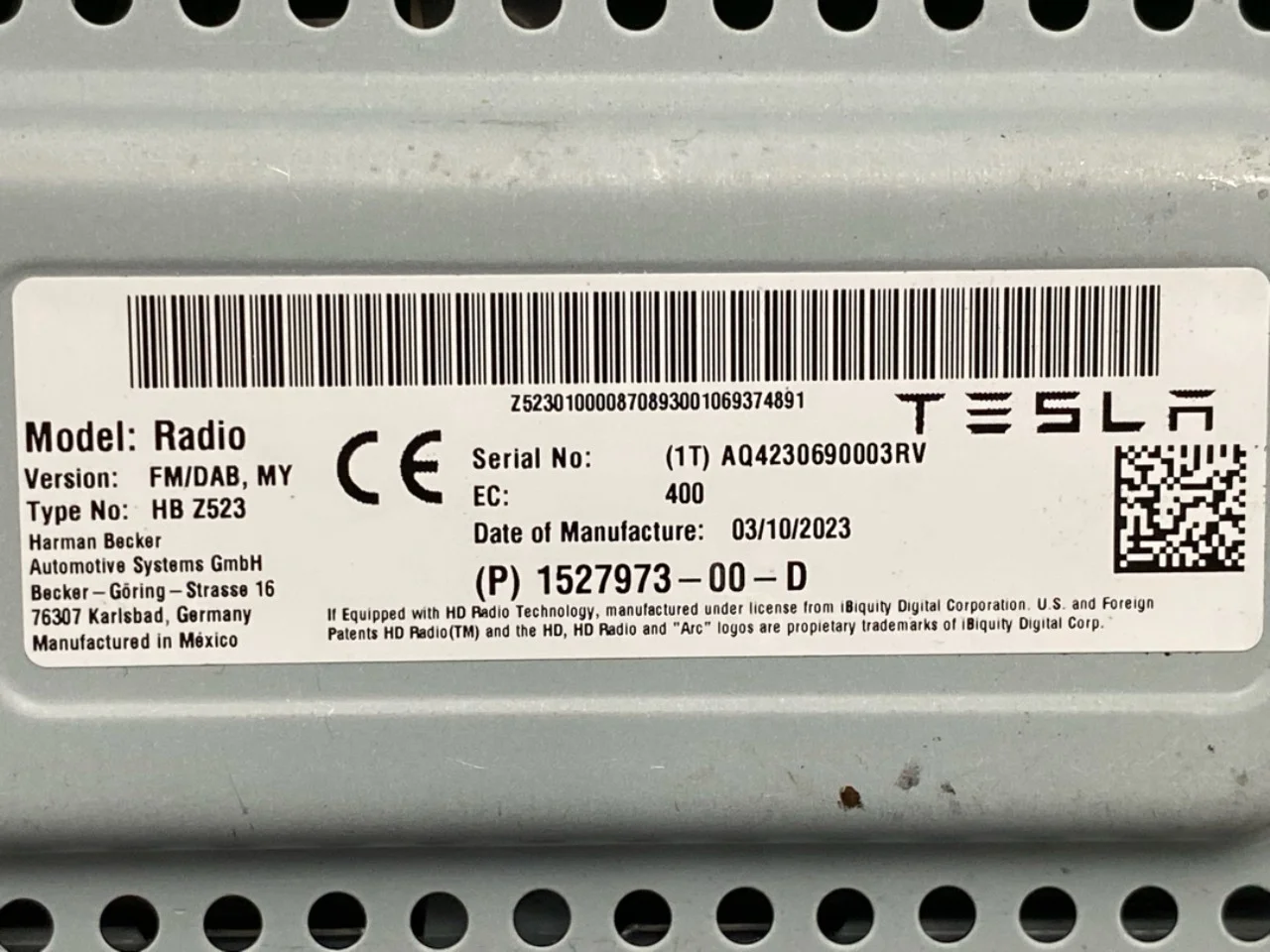 Tesla MODEL Y 2021- Antenna amplifier view 3
