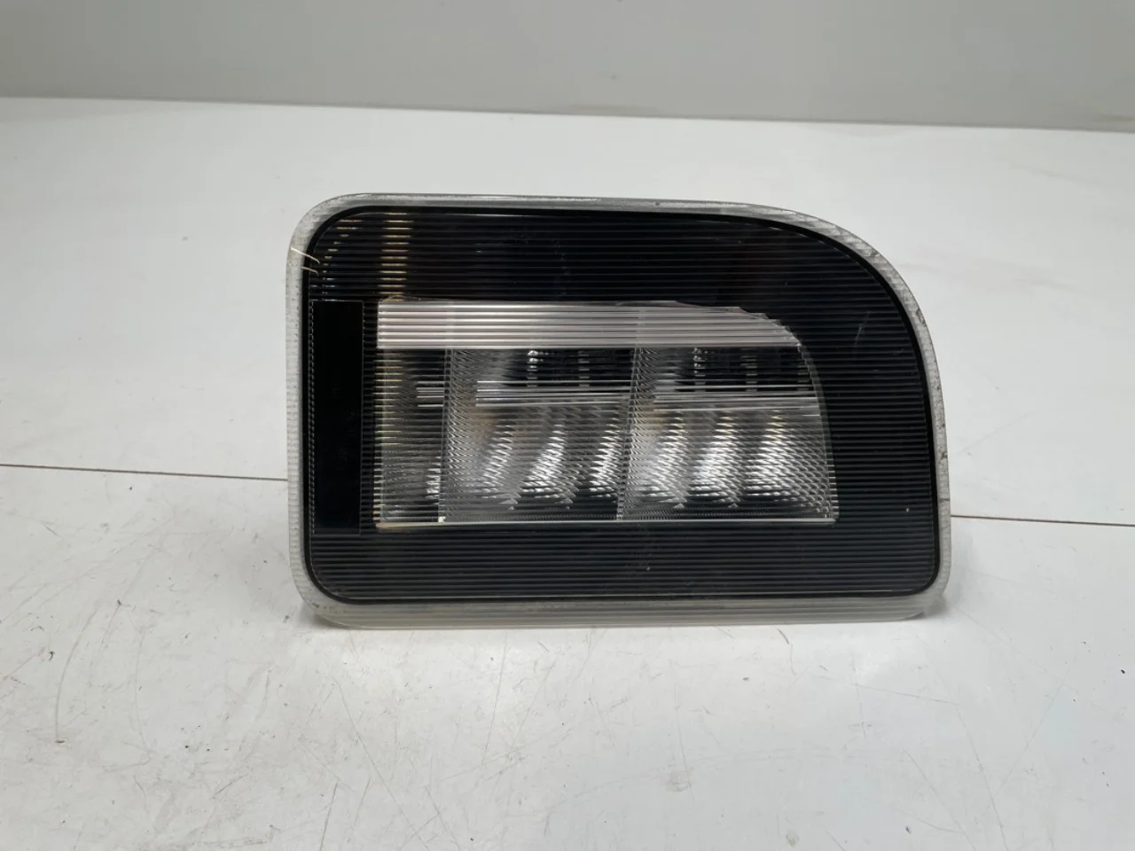 BMW IX 2022- Lampă spate, stânga, pe hayon (interioară)