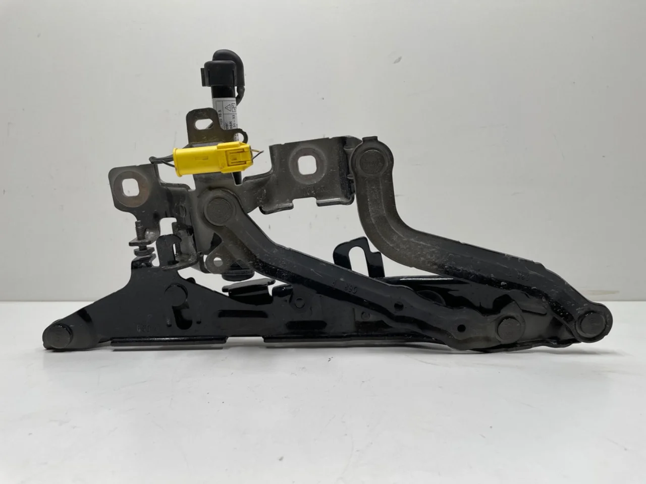 BMW IX 2022- Hood hinge(s) view 2