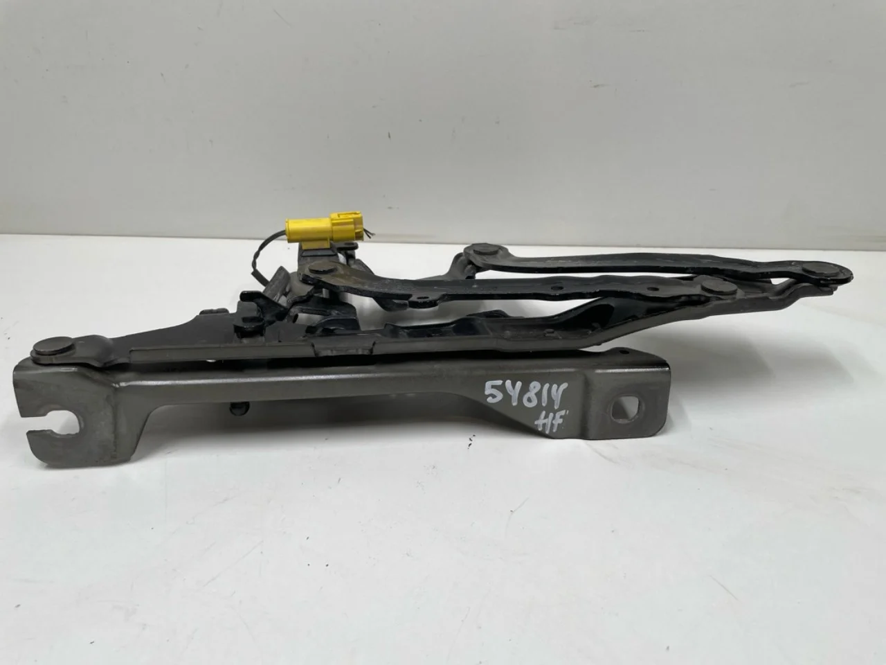BMW IX 2022- Hood hinge(s) view 3
