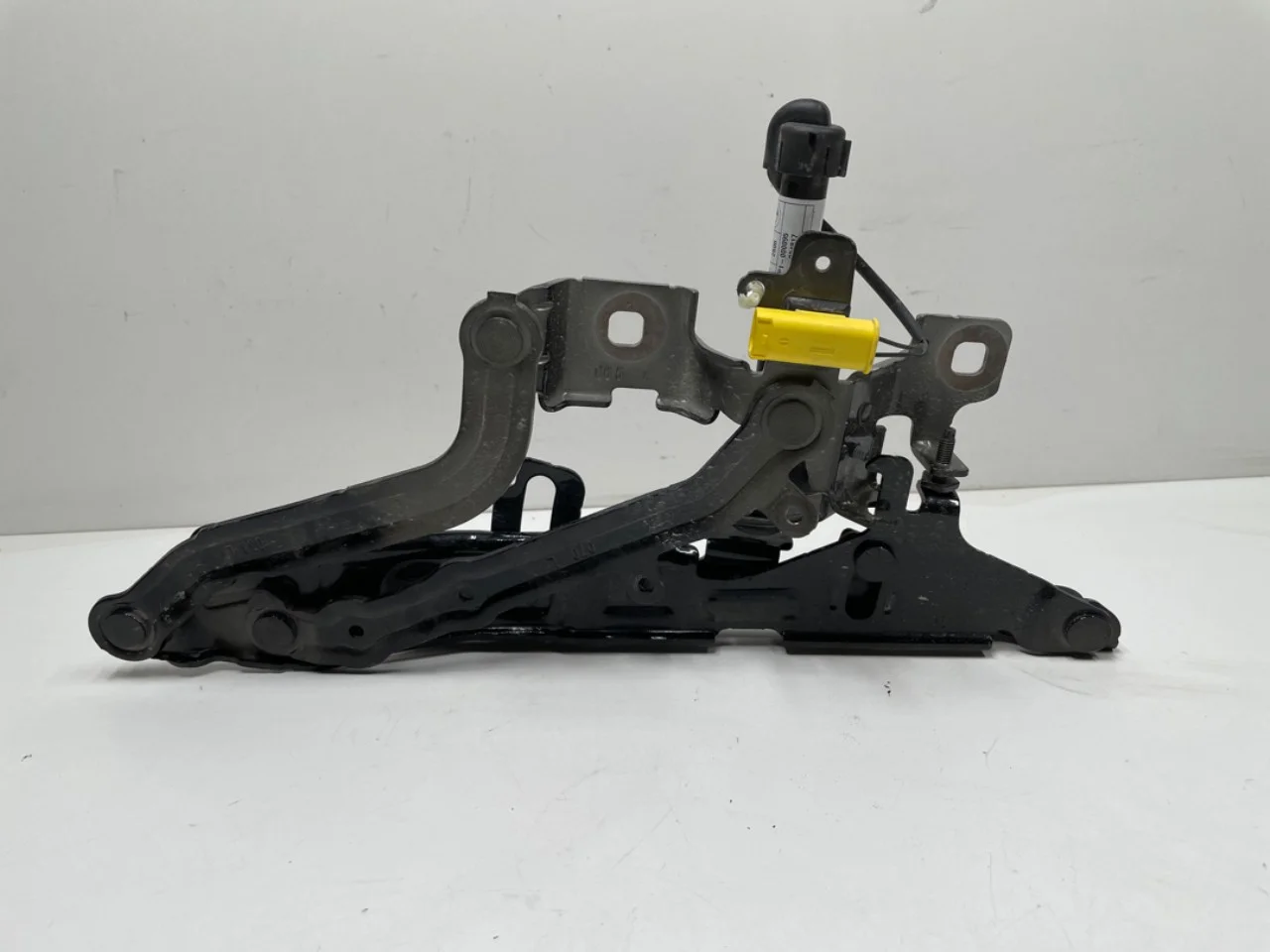BMW IX 2022- Hood hinge(s) view 2