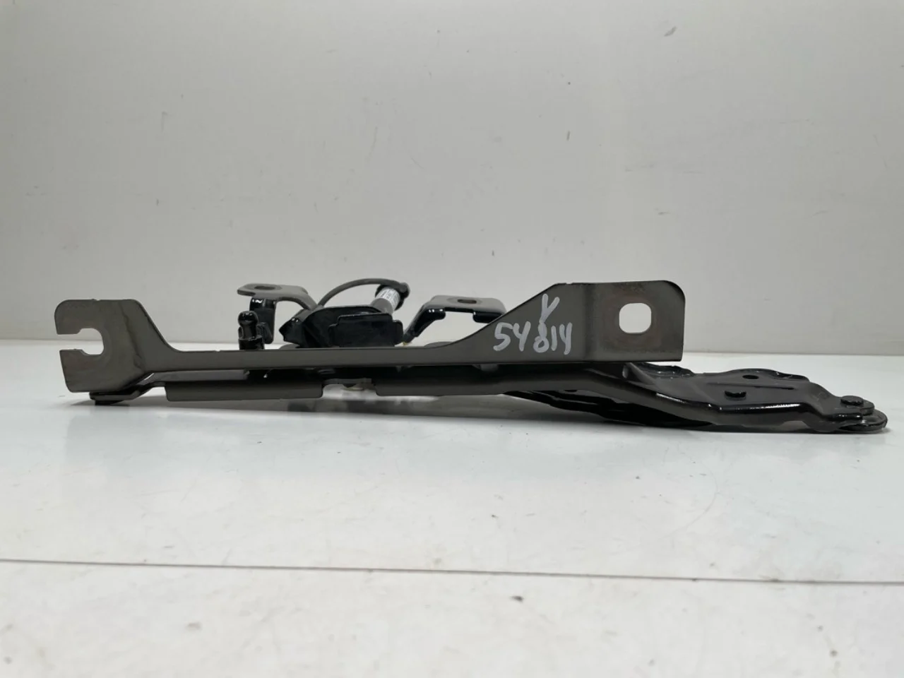 BMW IX 2022- Hood hinge(s) view 3