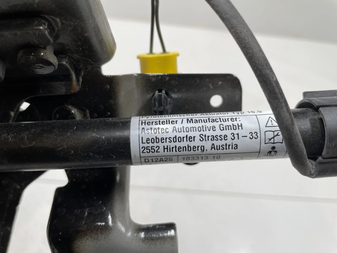 BMW IX 2022- Hood hinge(s) view 4