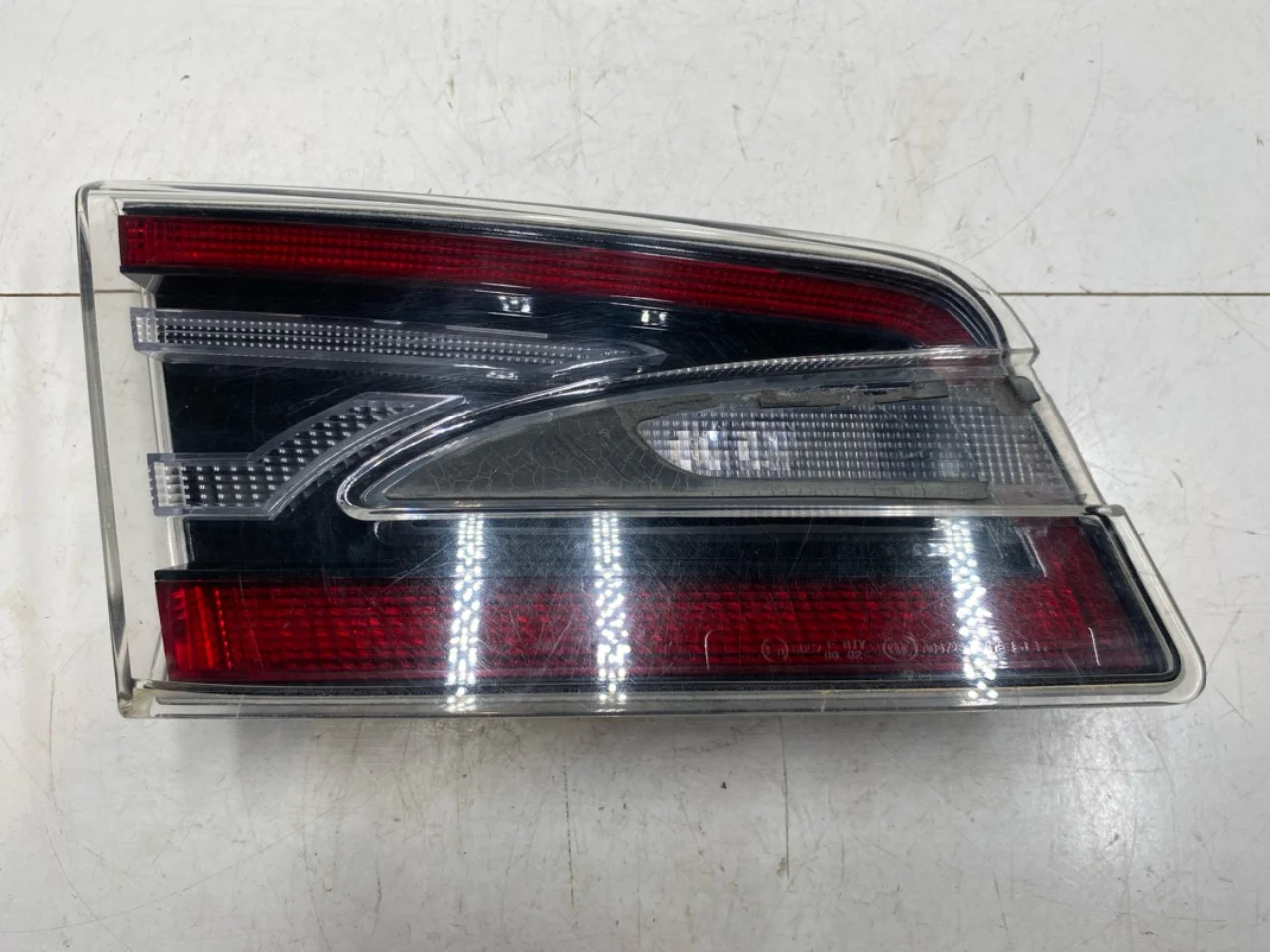 Tesla MODEL S 2013- Hátsó lámpa, bal, csomagtérajtón (belső)