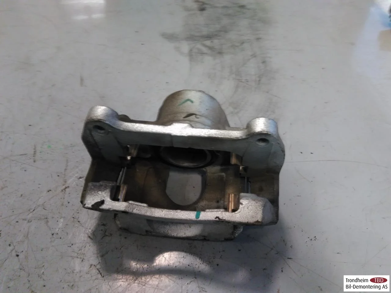 Maxus EUNIQ5 MPV 2021- Front right brake caliper view 4