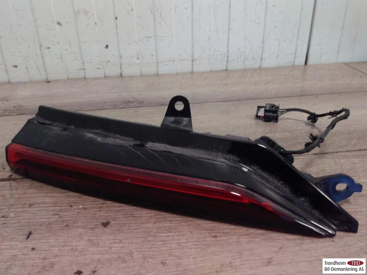 Polestar 2 2020- Right tail light on tailgate, inner view 3