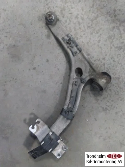 Mercedes B 180-200 W246/W242 2012-19 Lengőkar, bal első nézet 2