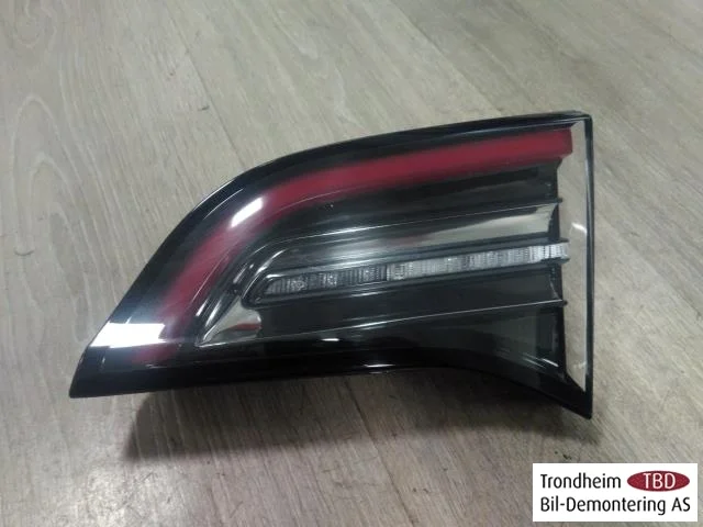 Tesla MODEL 3 2017--> Hátsó lámpa, jobb, csomagtérajtón (belső)