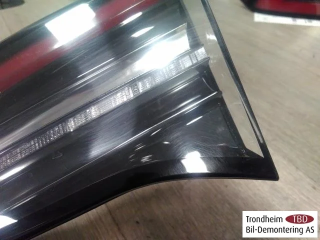 Tesla MODEL 3 2017--> Right tail light on tailgate, inner view 2
