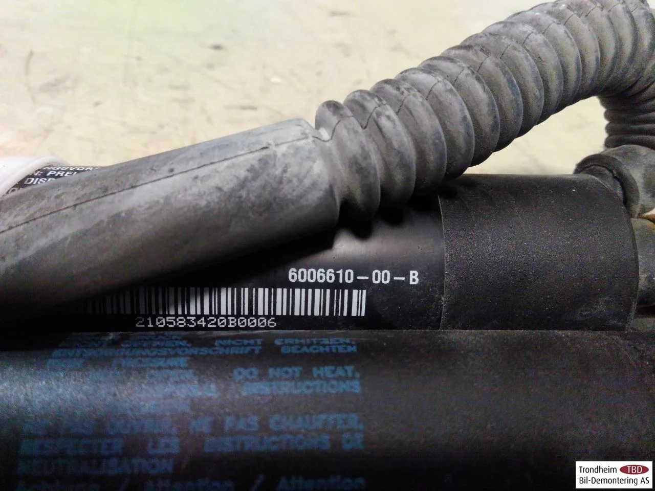 Tesla MODEL S 2013- Tailgate gas strut view 3