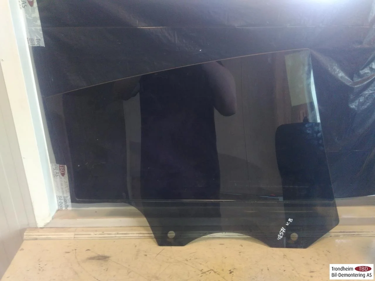 Tesla MODEL Y 2021- Geam ușă spate stânga, 4 uși vedere 3