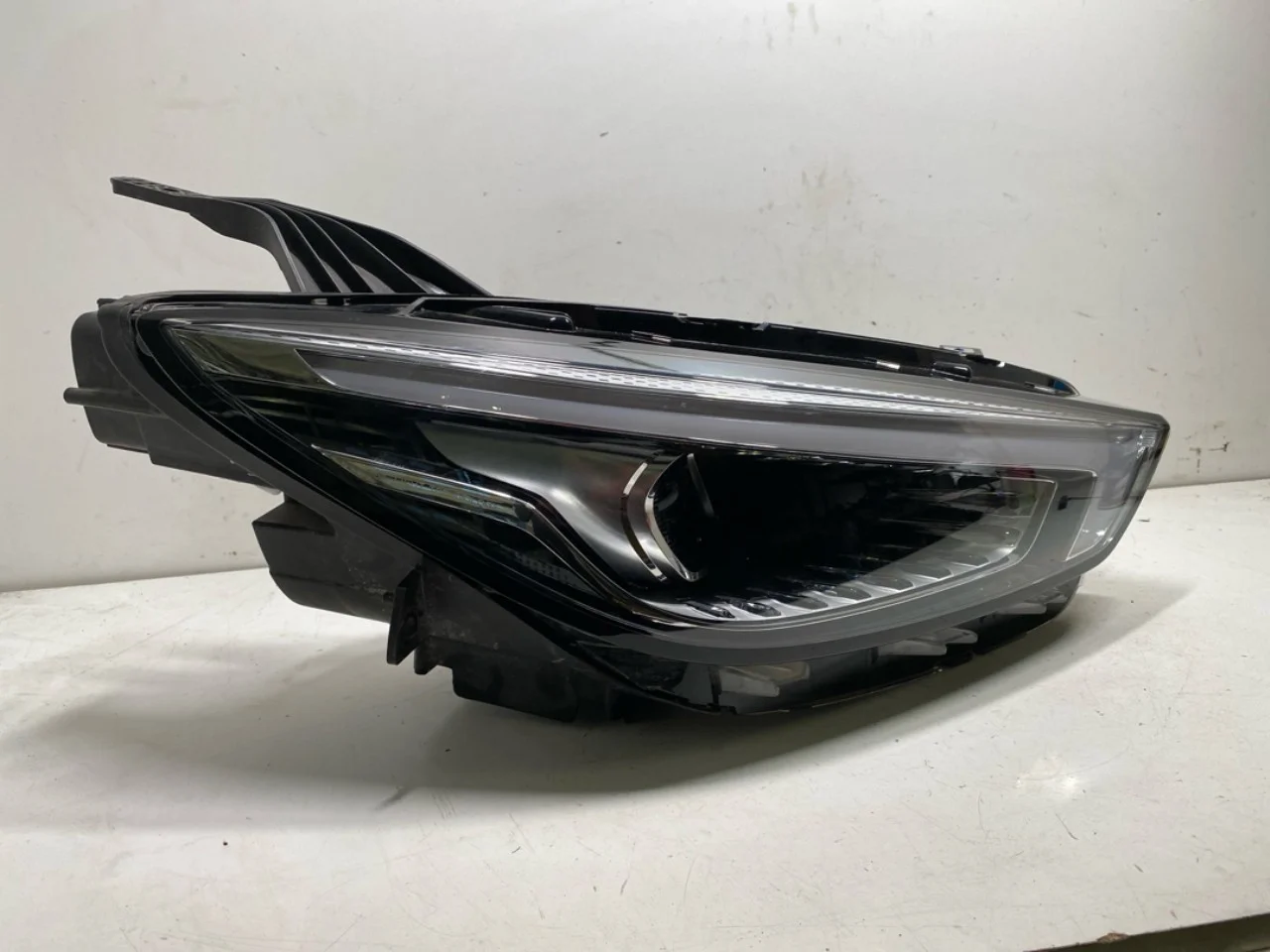 Mg ZS EV 2020- Right headlight view 2