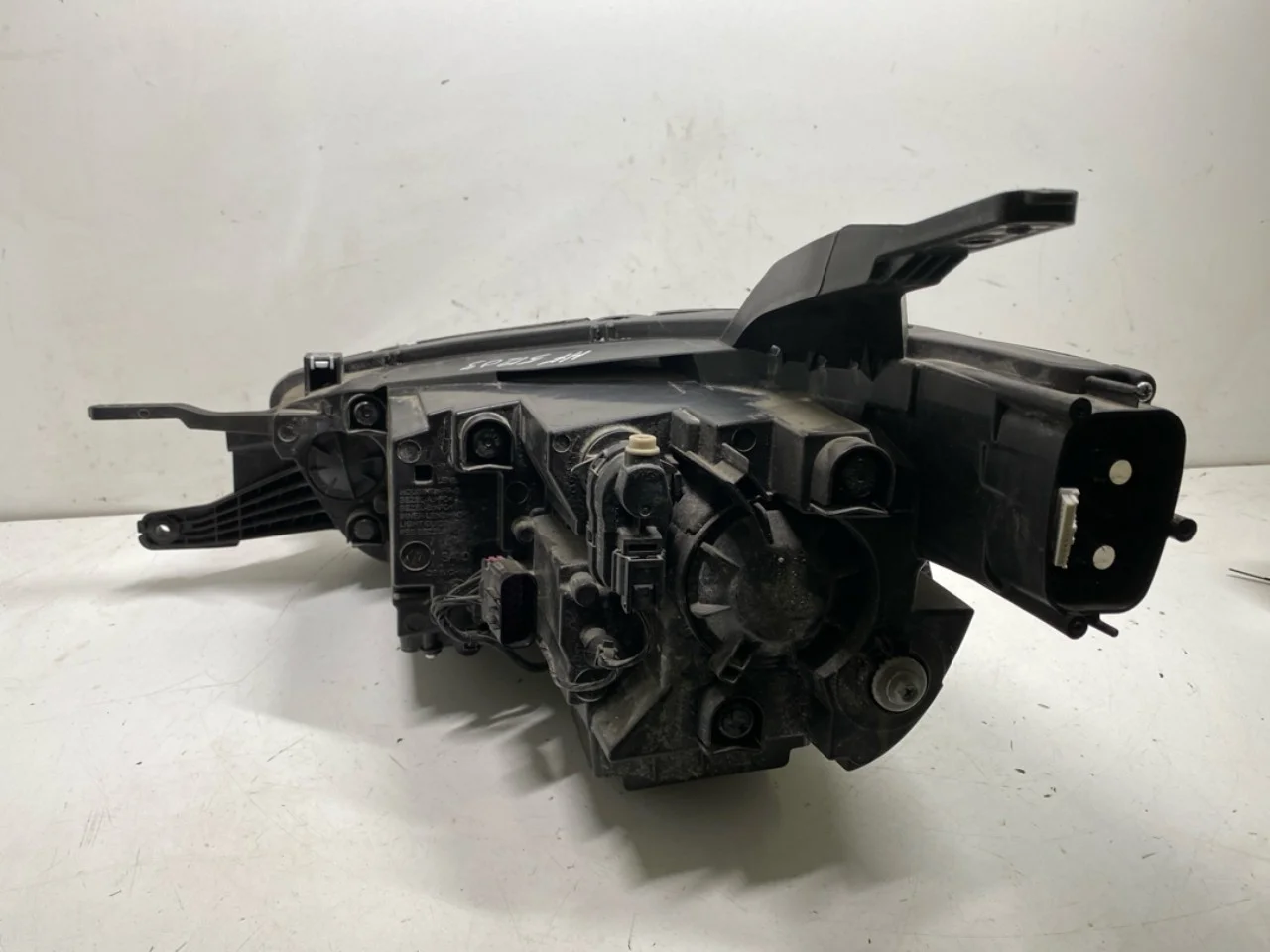 Mg ZS EV 2020- Right headlight view 3