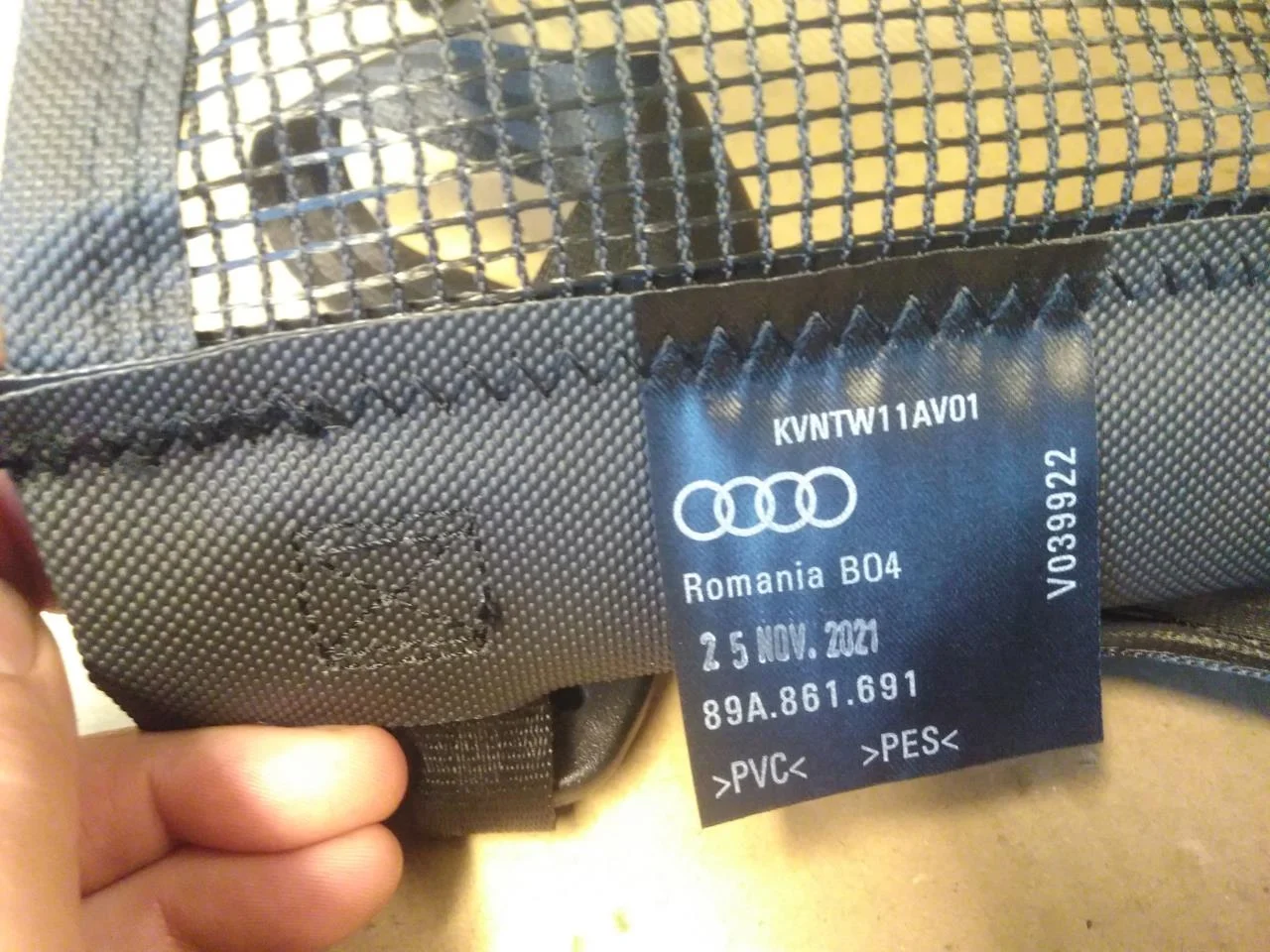 Audi Q4 E-TRON FZ 2021- Kutyarács / válaszrács / box nézet 3