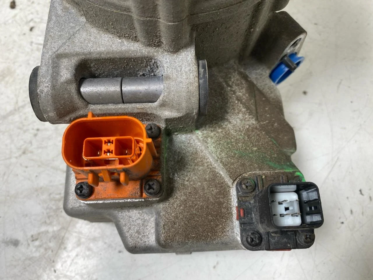 Hyundai IONIQ 5 NE 2022- A/C compressor view 3